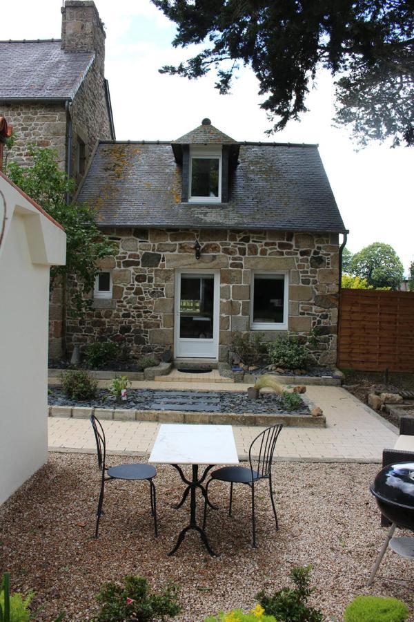 Ty Daou - Gites Du Vieux Tilleul Treglamus Exterior photo